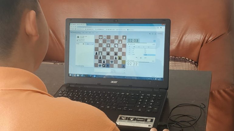 El ajedrez mantiene viva su actividad en Benalmádena durante el confinamiento a través de torneos online