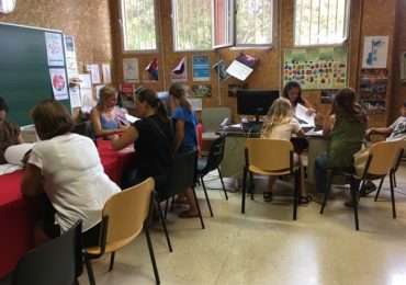 Las familias que todavía no han gastado el saldo de sus ayudas pueden hacerlo en una decena de comercios de Torremolinos