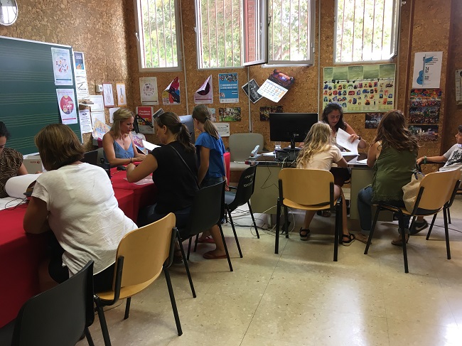 Las familias que todavía no han gastado el saldo de sus ayudas pueden hacerlo en una decena de comercios de Torremolinos