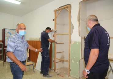 Los trabajos consisten en la elaboración armarios dobles y puertas de paso con un fijo en el lateral, y el barnizado de puertas y armarios