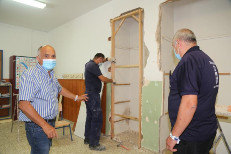 Los trabajos consisten en la elaboración armarios dobles y puertas de paso con un fijo en el lateral, y el barnizado de puertas y armarios