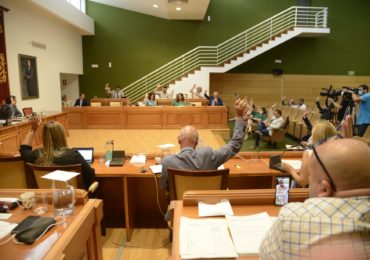 Acordando la bajada del 10% del sueldo de cargos políticos ante la crisis del Covid-19