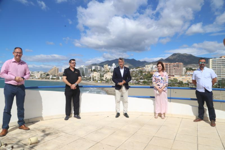 El alcalde ha estado acompañado en la presentación por representantes del sector hotelero, de parques de ocio y restauración