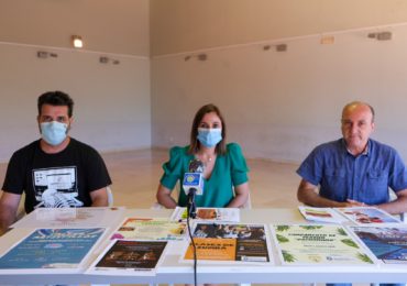 La concejala maría Isabel Ruiz presenta el catalogo en el edificio Innova