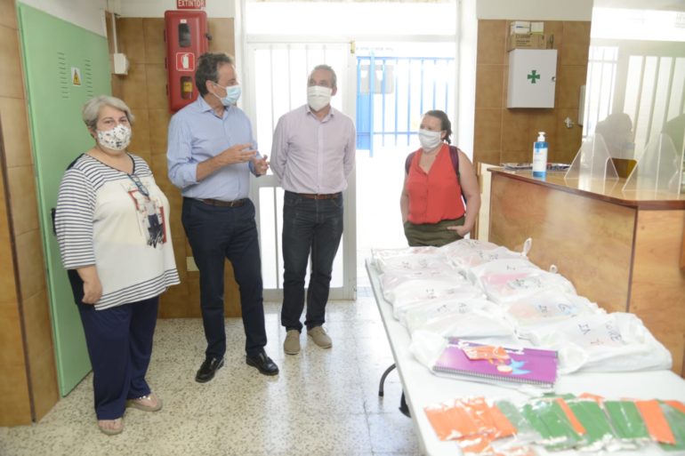 El material se pone a disposición de las familias en los colegios públicos del municipio con la colaboración de Protección Civil