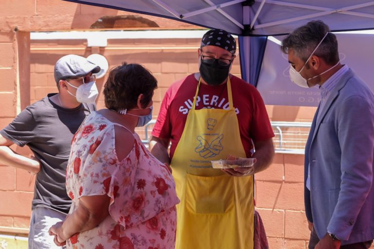 Colaboración para el reparto de comida entre personas y familias en vulnerabilidad social