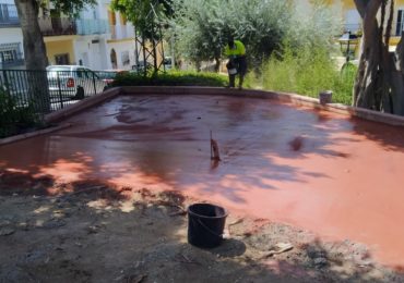 También se ha realizado la instalación de una farola con luminaria LED y varios bancos