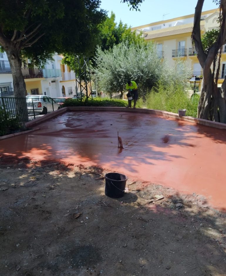 También se ha realizado la instalación de una farola con luminaria LED y varios bancos