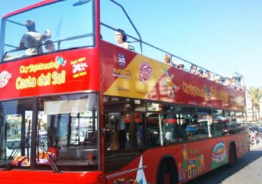 Ofreciendo a los vecinos de Benalmádena entrada gratis para el paseo en barco y el bus turístico este viernes 3 de julio
