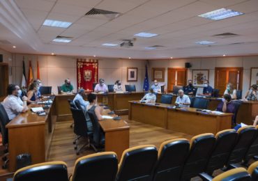 Mesa con el fin de abordar la problemática del complejo hotelero de los tres pintores