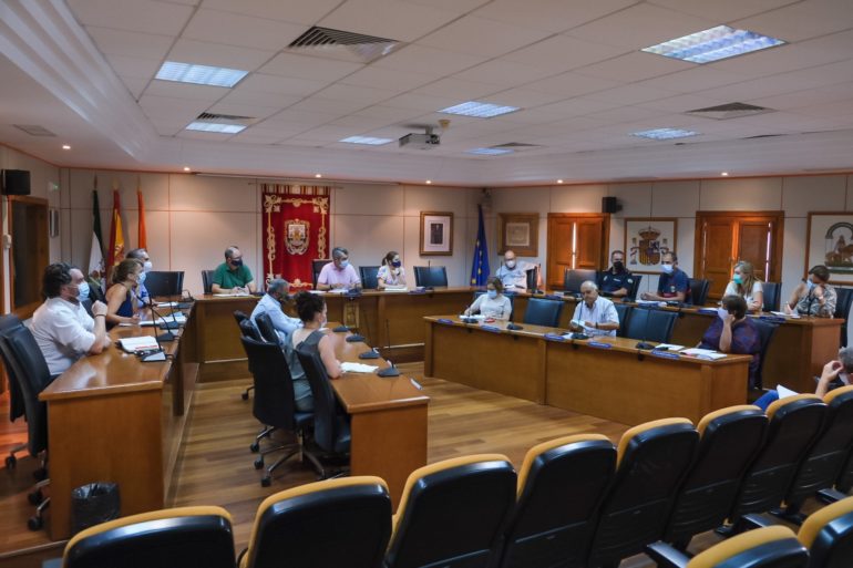 Mesa con el fin de abordar la problemática del complejo hotelero de los tres pintores