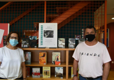 La Biblioteca Pública Arroyo de la Miel rinde homenaje al fundador de la Semana del Cine de Autor de Benalmádena