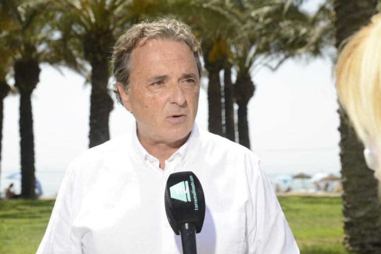 El alcalde anuncia el compromiso del Ayuntamiento de reforzar el personal de limpieza e higienización para los centros escolares públicos