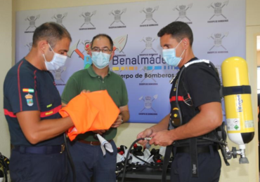 Los bomberos de Benalmádena son los primeros de la provincia de Málaga en disponer de válvulas pulmo-automáticas individuales