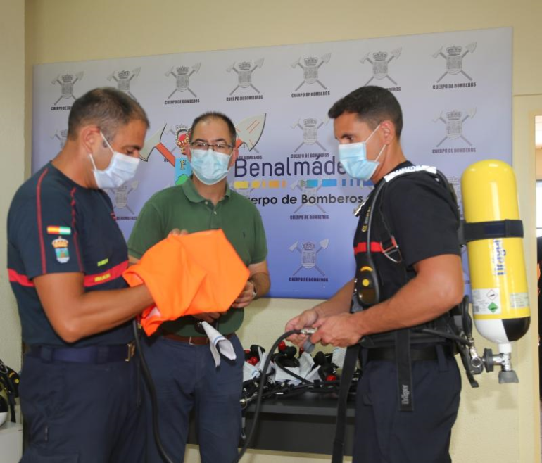 Los bomberos de Benalmádena son los primeros de la provincia de Málaga en disponer de válvulas pulmo-automáticas individuales