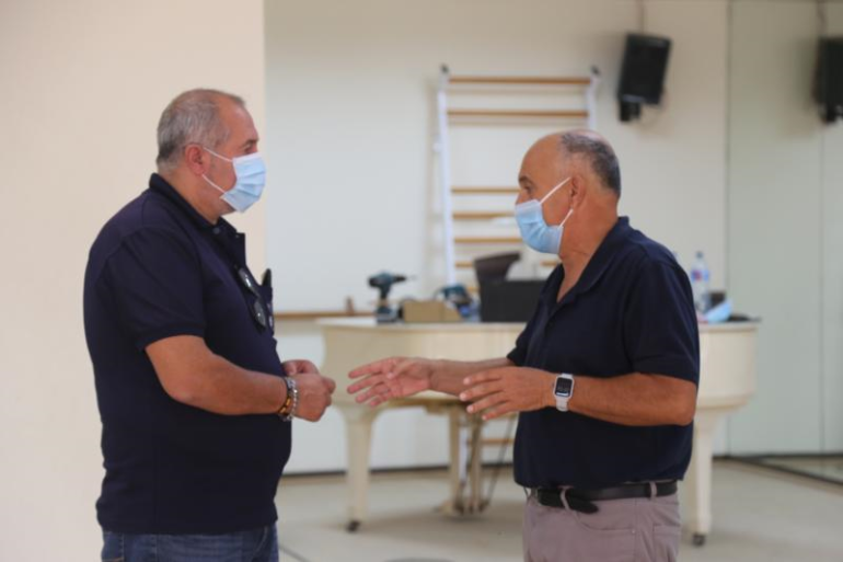 Además, también se ha barnizado la superficie del suelo de baile, y se han elaborado rampas en puertas de paso y baños