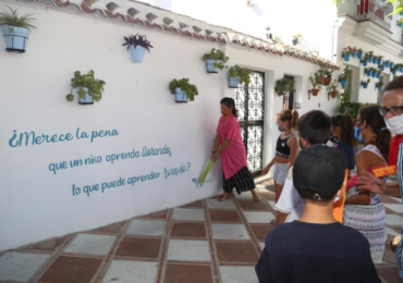 La concejala Elena Galán participa junto a escolares en una ruta por los murales realizados en el pueblo