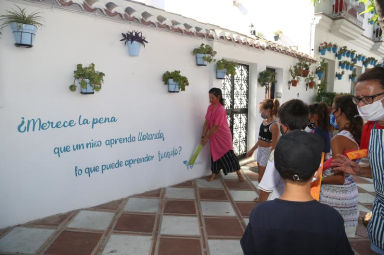 La concejala Elena Galán participa junto a escolares en una ruta por los murales realizados en el pueblo