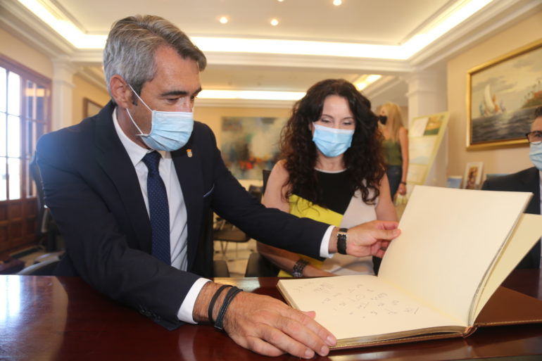 El alcalde Víctor Navas mantiene un encuentro con la consejera de Igualdad, Políticas Sociales y Conciliación de La Junta