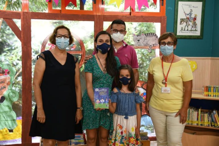 La concejala Elena Galán mantiene un encuentro con la autora en la Biblioteca Pública de Arroyo de la Miel