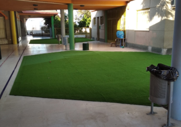 Trabajos que han resultado en la colocación de césped en la zona de juego, así como el arreglo de los alcorques de los distintos árboles