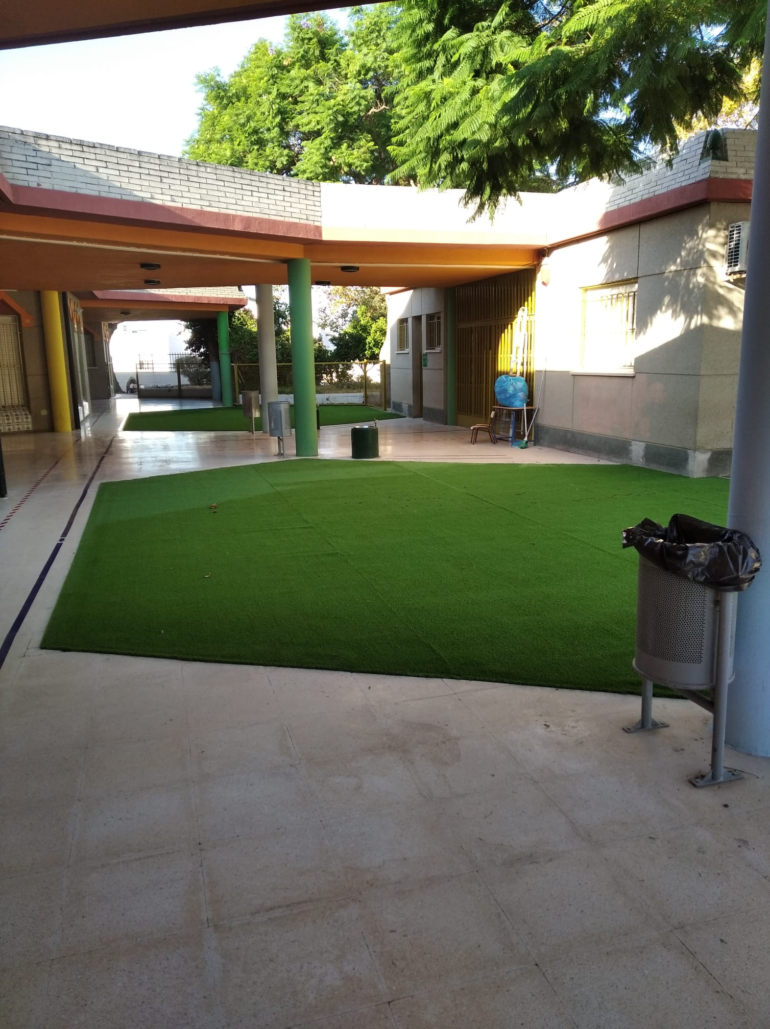 Trabajos que han resultado en la colocación de césped en la zona de juego, así como el arreglo de los alcorques de los distintos árboles