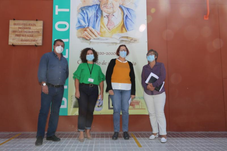 La Biblioteca Pública Arroyo de la Miel conmemora el centenario colocando una loneta gigante