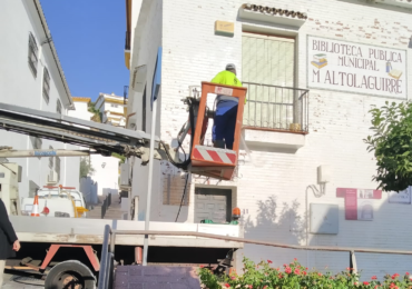 Servicios Operativos acometen el pintado en el exterior de la biblioteca de Benalmádena Pueblo