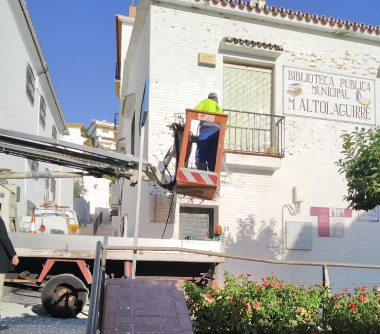Servicios Operativos acometen el pintado en el exterior de la biblioteca de Benalmádena Pueblo