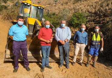 Servicios Operativos acomete la retirada de maleza y muebles abandonados del cauce