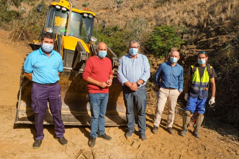 Servicios Operativos acomete la retirada de maleza y muebles abandonados del cauce