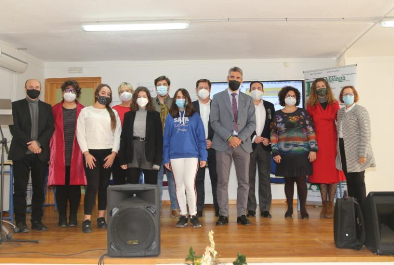 En la entrega han participado el director del IEs Albaytar, el presidente de FEDAPAS Málaga, Enrique Medina y el jefe de servicio de Ordenación Educativa