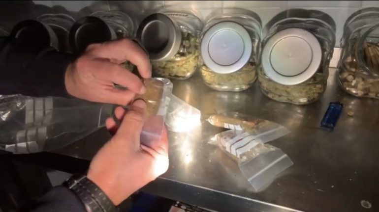 La Policía Local también incautó ayer un kilo de marihuana dispuesto para la venta en el interior de un local