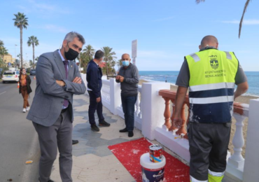 Trabajadores del Plan de Empleo Municipal realizan las labores de embellecimiento del paseo marítimo