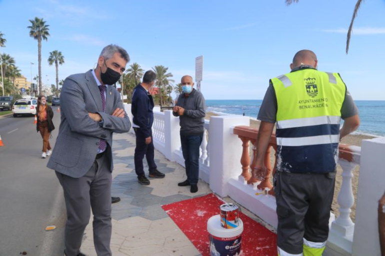 Trabajadores del Plan de Empleo Municipal realizan las labores de embellecimiento del paseo marítimo