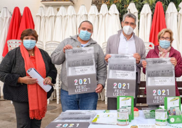 Visitando su puesto con motivo del día internacional de las personas con discapacidad