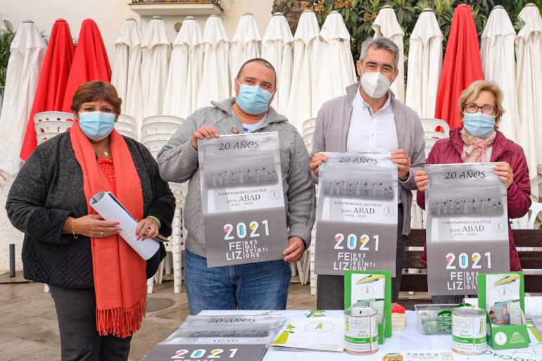 Visitando su puesto con motivo del día internacional de las personas con discapacidad