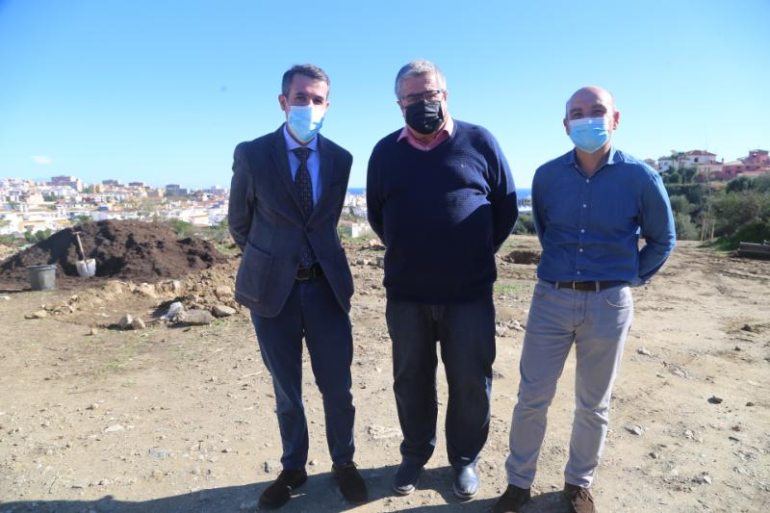 Árboles plantados en los terrenos del futuro parque IBN Al-Baytar