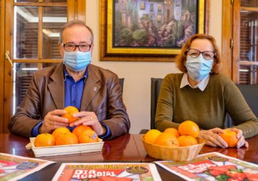 Con motivo del día se ha repartido fruta de forma gratuita en los edificios municipales