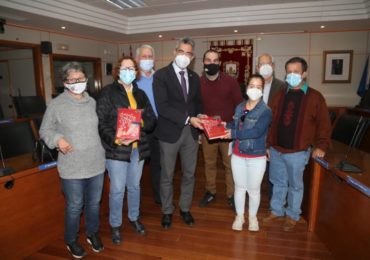 El alcalde y la concejala de educación reciben a un grupo del centro ocupacional con motivo del día