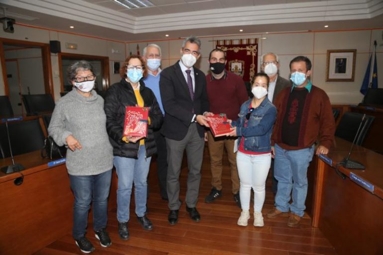 El alcalde y la concejala de educación reciben a un grupo del centro ocupacional con motivo del día