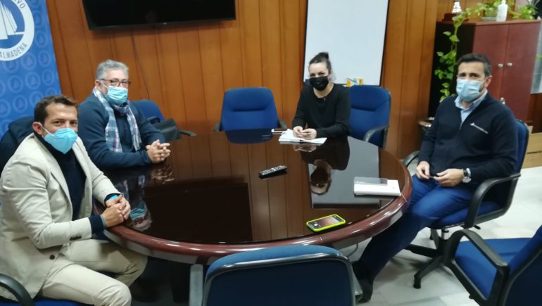 Recibiendo esta mañana a los representantes del colectivo en las oficinas de Capitanía