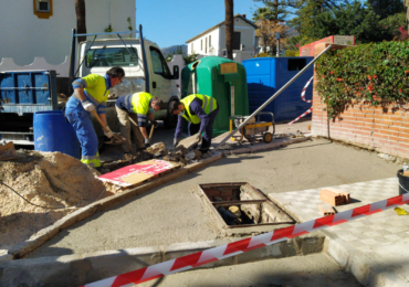 Entre otros trabajos se ha procedido al arreglo del acerado, asfalto y alcorques de la zona
