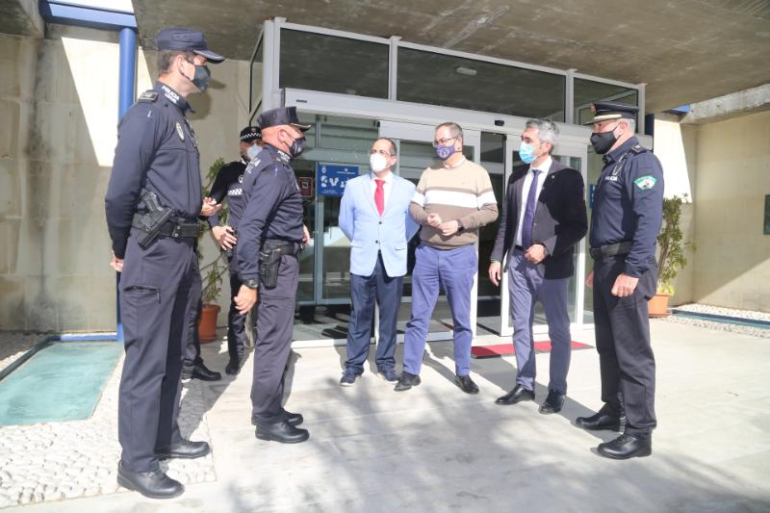 Contando también un damero que les servirá de distintivo como agentes de la Policía Local