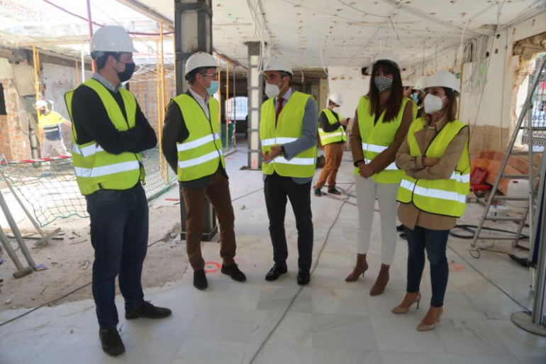 La concejala de Edificaciones, María Isabel Ruiz, ha detallado que se ha abierto el nuevo patio de luz con el que contará el centro