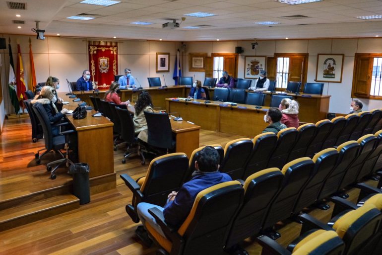 Mesa para abordar la problemática del cierre del club de hielo