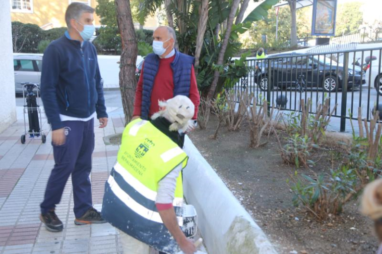 Los trabajos ha consistido en el pintado y acondicionamiento de bancos y escaleras, además de la instalación de luminarias tipo LED