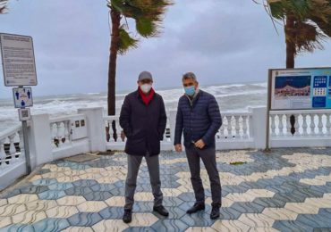 El alcalde y el concejal Javier Marín visitan las playas para analizar los daños
