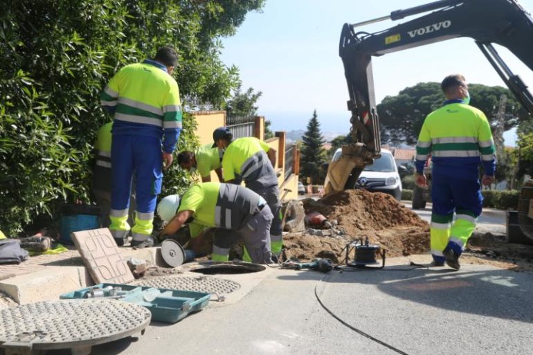 Emabesa ejecuta la renovación de red de agua en la urbanización ubicada en Benalmádena Pueblo