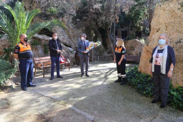 El acto se ha celebrado con una ofrenda floral a la Virgen de Lourdes